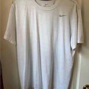 Nike Men's Light Gray Short Sleeve Tee
